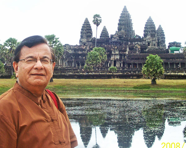 Tejwani in front of angkor wat temple