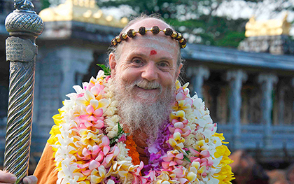 Satguru in front of Iraivan temple