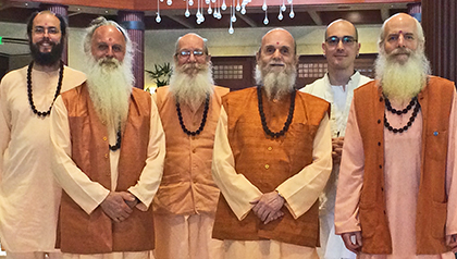 Satguru in front of Iraivan temple