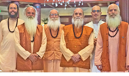 Satguru in front of Iraivan temple